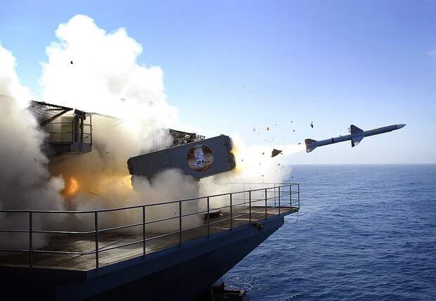 RIM-7 Sea Sparrow - УР класса «земля-воздух» с полуактивной радиолокационной ГСН / Источник https://clck.ru/bmdfG