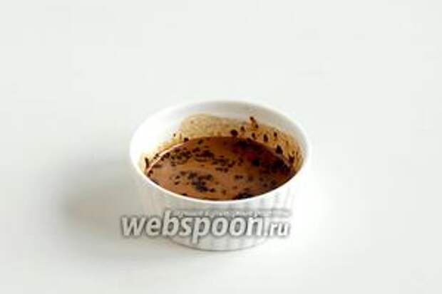 Кофе заварить 2 ложками кипятка.
