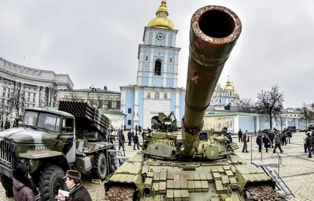 Турчинов в Киеве открыл выставку подбитой боевой мощи РФ