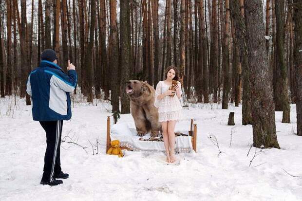 Фотографии моделей с 650-килограммовым медведем в заснеженном лесу медведь, фото