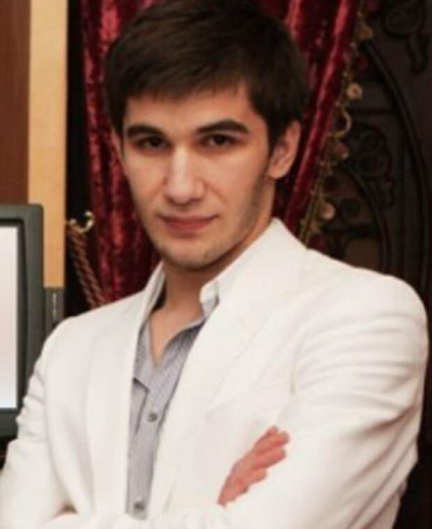 В дерущемся парне блогеры опознали Ислама Мингаева, студента МГИМО, президента чеченского клуба своего вуза.
