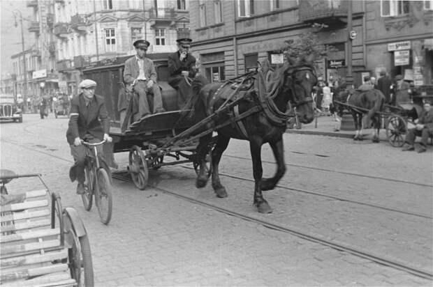 Уличное движение в варшавском гетто. На переднем плане конный катафалк и велосипедист