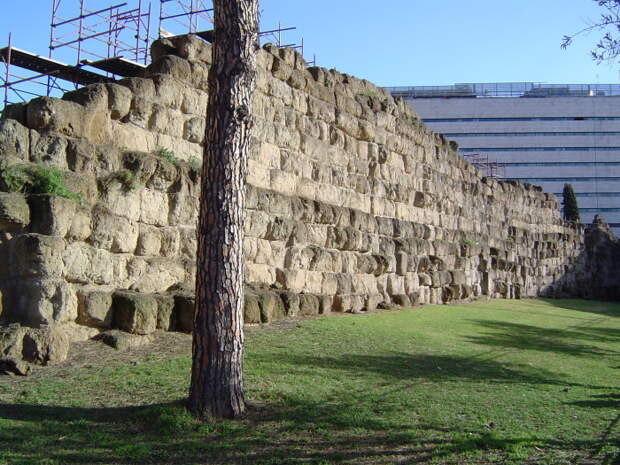 Фрагмент римской городской стены. |Фото: wowavostok.livejournal.com.