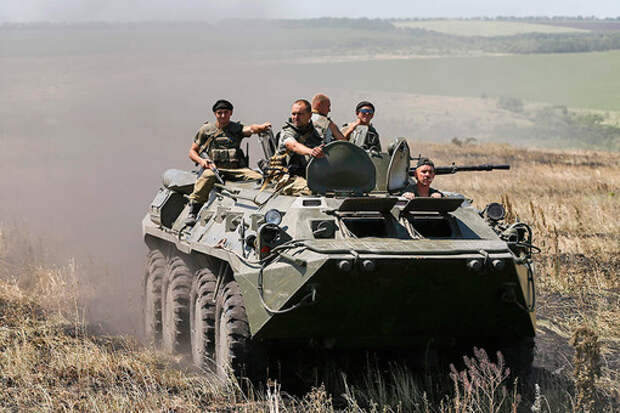 Украинские пограничники едут на бронетранспортере вдоль границы Украины и России