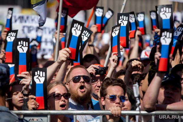 Митинг Либертарианской партии против пенсионной реформы. Москва, плакаты, рука, триколор, протест, лозунги, кулак