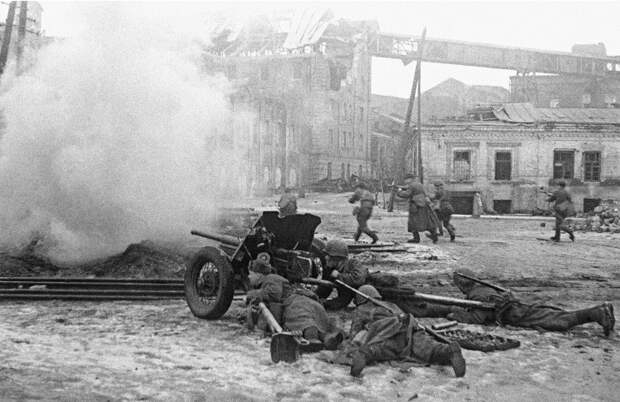 ID: 10632316 Описание: Советский Союз. Ростов-на-Дону. Бой в районе вокзала города, 1943 год. Анатолий Егоров/Фотохроника ТАСС