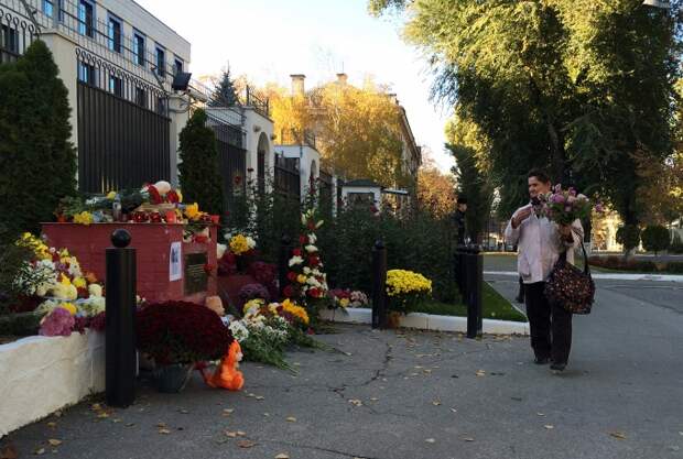 Цветы около российского посольства в Кишиневе, Молдова