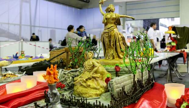 На конкурсе кондитеров в Красноярске представили торты к 9 мая