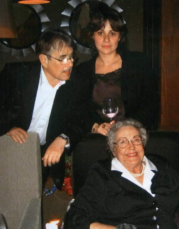 Павел Чухрай с дочерью Дарьей и мамой Ираидой Петровной.