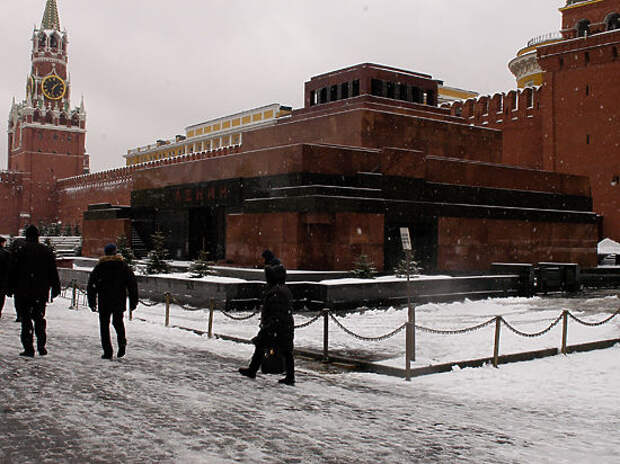 В Кремле пообещали сохранить Ленина в Мавзолее вопреки критике Путина В Кремле пообещали сохранить Ленина в Мавзолее вопреки критике Путина