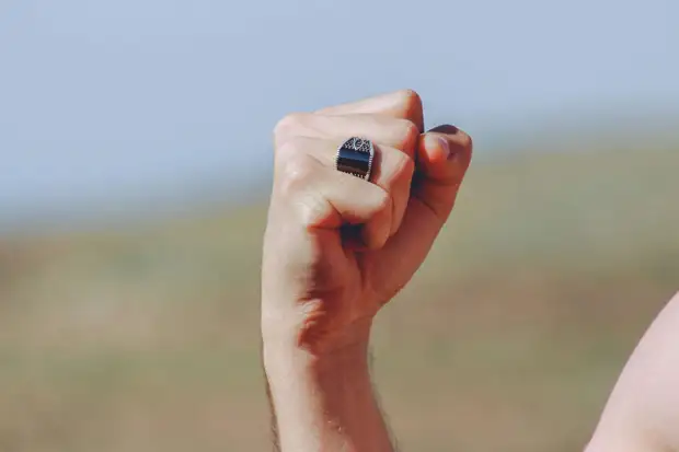 Сцена ревности между школьниками на детской площадке в Петербурге переросла в драку