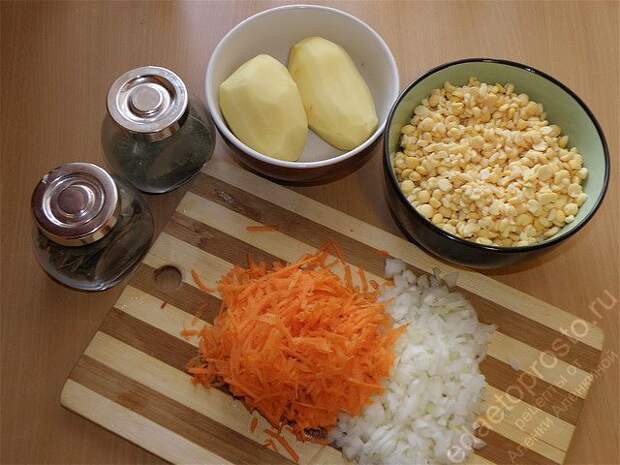 Морковь натереть на и картофель и нарезать кубиками. пошаговое фото этапа приготовления горохового супа