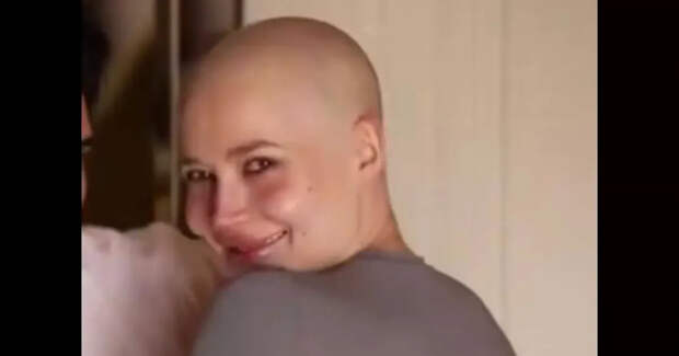 Лерчек, которая борется с раком последней стадии, побрилась налысо после химиотерапии