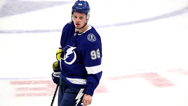 Российскому защитнику "Тампы" в драке разбили лицо в матче против "Флориды"