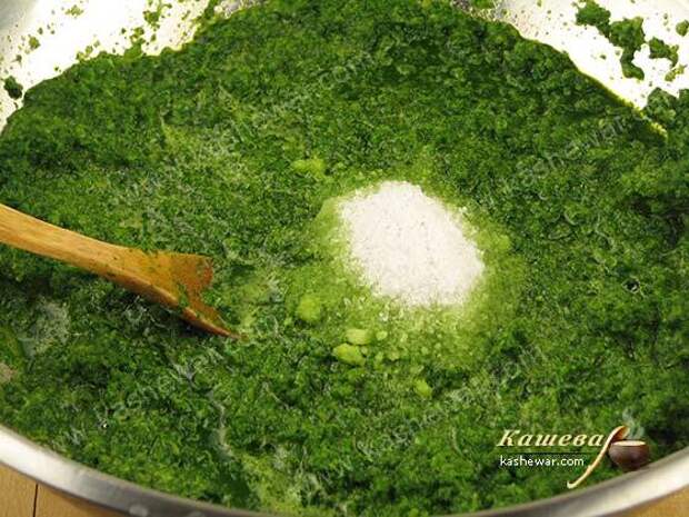 Измельчение перца, зелени и смешивание ингредиентов зеленой аджики
