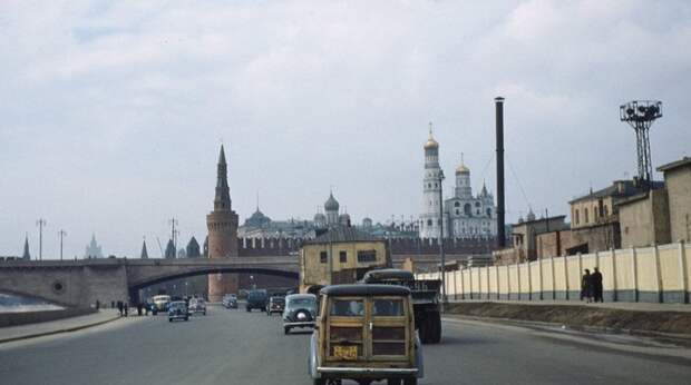 Крепость в центре Москвы и древнейшая её часть, главный общественно-политический и историко-художественный комплекс города. СССР, Москва, 1950-е годы.