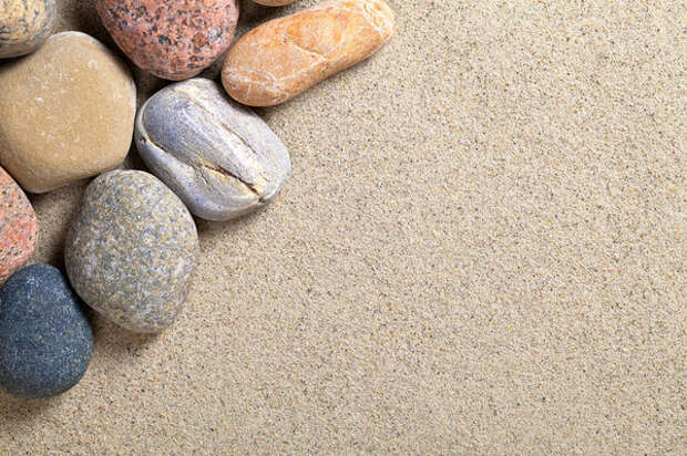 Чтобы разбавить однородную массу песка и еще больше защитить его от порывов ветра, можно добавить гравий, мелкую гальку и крошку природного камня.