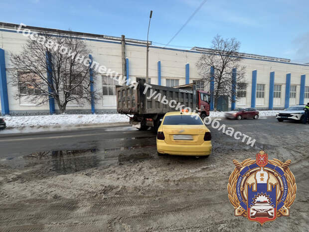 В Туле иномарка влетела в здание и фуру на улице Коминтерна