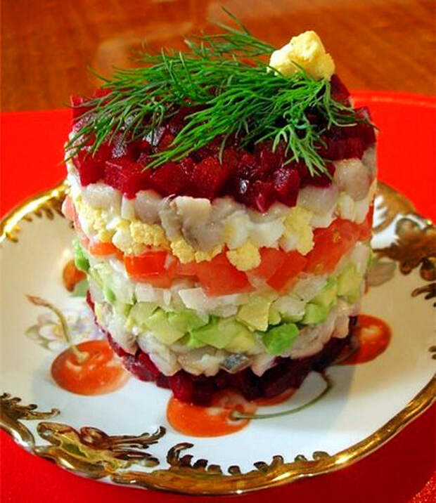 Салат мельник. Салат с селедкой и свеклой. Салат с сельдью и свеклой. Салат с авокадо и селедкой. Новогодний салат с селедкой.