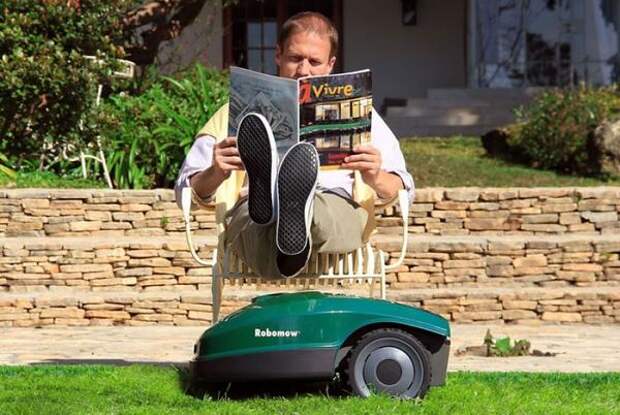 Робот-газонокосилка не требует особого внимания. Фото с сайта robotguru.hu