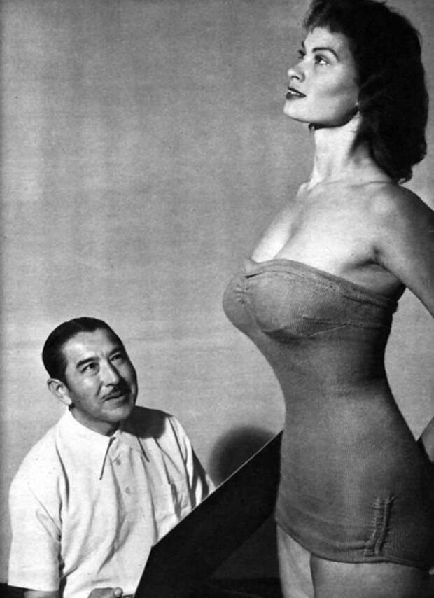 10. 22-летняя актриса Айриш МакКалла позирует для 57-летнего художника Альберто Варгас в 1951 году век, мир, прошлое, снимок, событие, странность, фотография