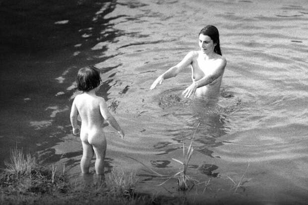 Мать с ребенком купаются в озере, Вермонт, 1970 год. Фото: Robert Altman / Getty Images. интересное/. фотографии, история, хиппи
