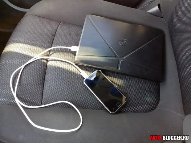 Как заряжать телефон в машине. Альтернативные методы