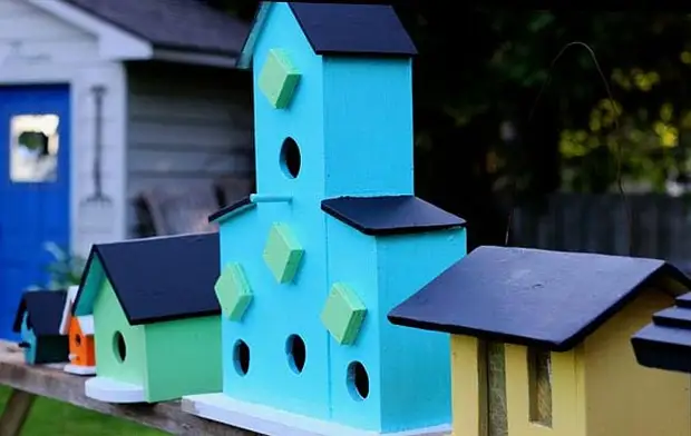 Украшения для сада своими руками. Скворечники можно делать разноцветными или даже разрисованными и даже многоэтажными с кормушками для многих птиц