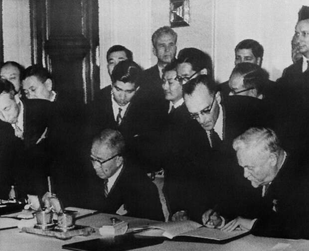 19 октября 1956 года СССР и Япония подписали Московскую декларацию, предусматривавшую прекращение состояния войны и восстановление дипломатических отношений. СССР согласился передать Японии Хабомаи и Шикотан после заключения мирного договора. На фото: премьер-министр Японии Итиро Хатояма (слева) и председатель совета министров СССР Николай Булганин, Москва, 19 октября 1956 года