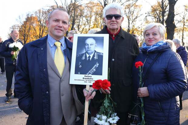 Представители Социалистической партии Латвии устроили свою небольшую акцию Бессмертный полк - только несли они не портреты родственников, а командиров частей, освобождавших Ригу