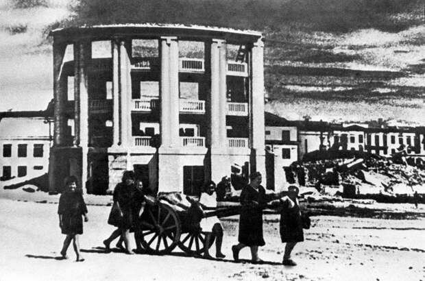 ID: 10632312 Описание: Карельская АССР. Петрозаводск. Жители возвращаются в освобожденный город, 1944 год. Фотохроника ТАСС