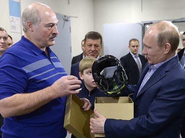Удивить президента: что дарят Путину бизнесмены и политики