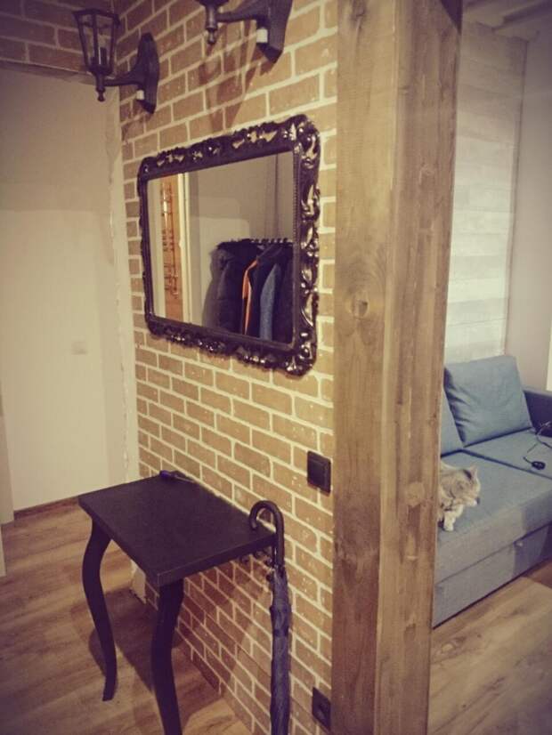 Лофт с элементами эко-стиля, зеркало в коридоре