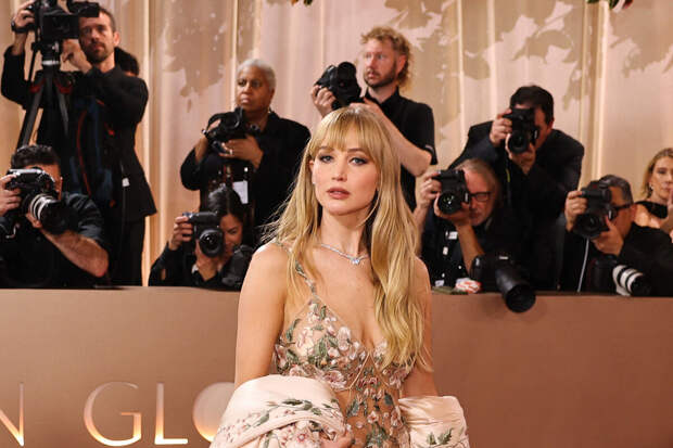 Актриса Дженнифер Лоуренс снялась в прозрачном платье и столкнулась с критикой