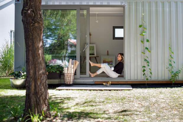 Россияне полюбили строить дачи из морских контейнеров. Почему модное жилье оказалось опасно для жизни?