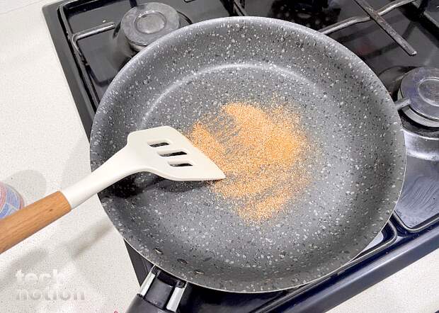 Чтобы специи ярче раскрыли свой вкус, предварительно обжарьте их на сухой сковороде / Изображение: дзен-канал technotion