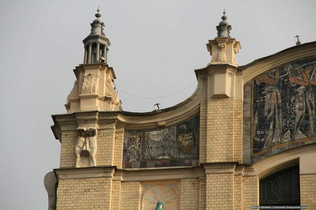 Майоликовое панно «Поклонение божеству» на фасаде гостиницы «Метрополь»
