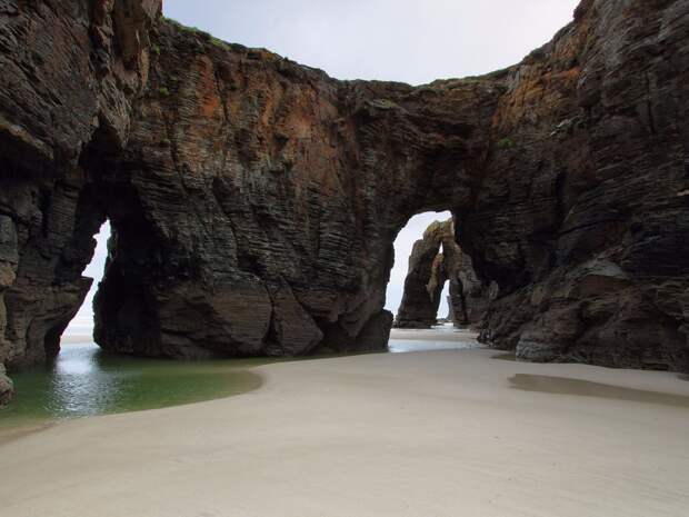 Beach of the Cathedrals Рибадео, Испания Пляж Соборов и в самом деле выглядит монументальным алтарем величественной природе. Гигантские скалы окружают белоснежный прибрежный песок: их ребра похожи на контрфорсы настоящих готических храмов.