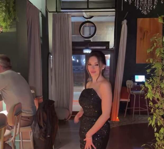 Дочь певца Александра Серова снялась в мини-платье