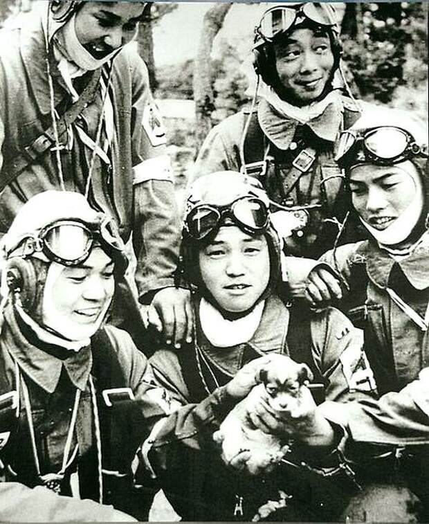 Японские лётчики-камикадзе перед тем, как отправиться в свои последние полеты. 20 век, история, фотографии