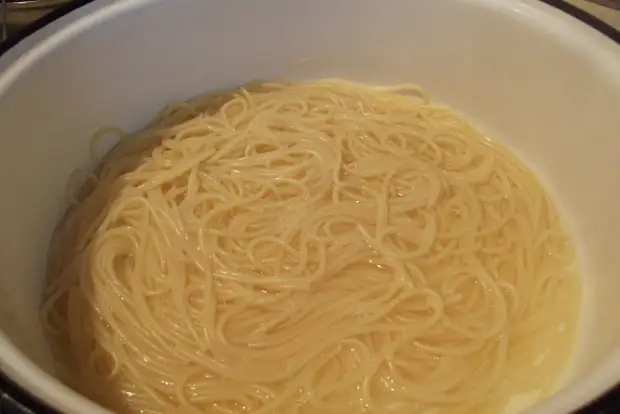 Кастрюля для спагетти. Макароны в кастрюле. Макароны в кастрюле. Кастрюля для спагетти. Спагетти вареные.