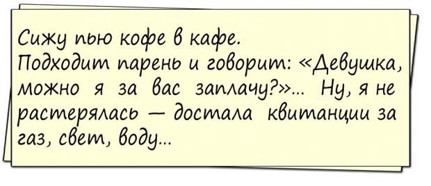 Двое мужиков моются в бане. Один пpистально смотpит на втоpого...