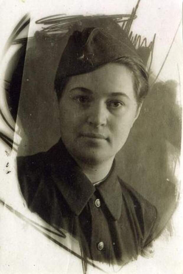 1942 год. Надежда Каратаева — дружинница санитарного поезда