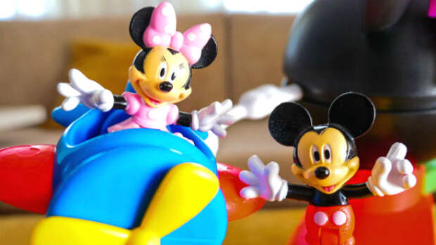 Игрушки Микки Маус и Минни на игровой площадке от Disney. Видео для детей