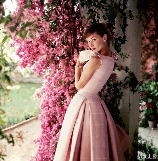 Одри Хепберн в платье Givenchy, коллекция весна-лето 1955, браслет - Van Cleef & Arpels (Glamour USA, 1955, фотограф Норман Паркинсон)