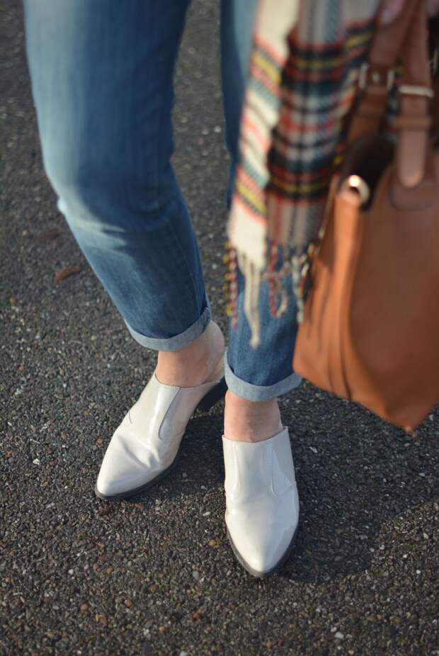 Boyfriend Jeans, Tartan Scarf, Flat Mules
