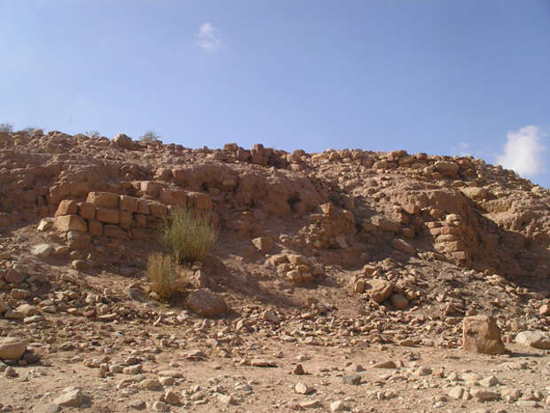 Фундаменты домов, разрушенных при землетрясении / Фото из Иордании