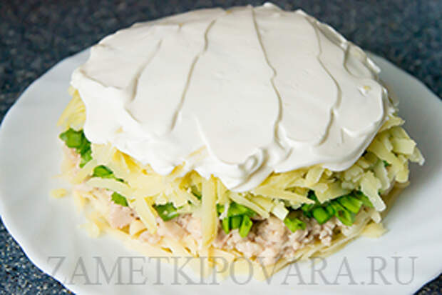 Салат с печенью трески и солеными огурчиками