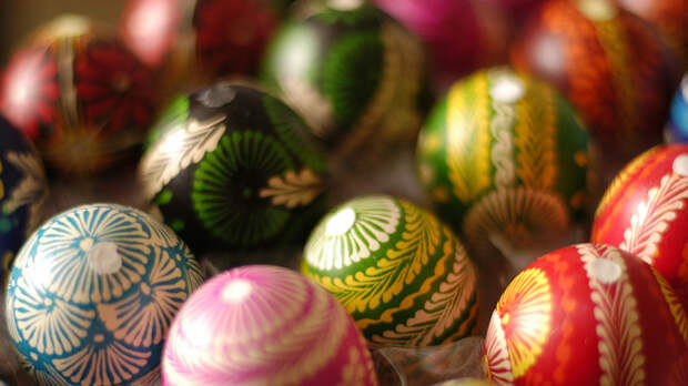 Эндокринолог: за один приём пищи можно съесть не более трёх пасхальных яиц