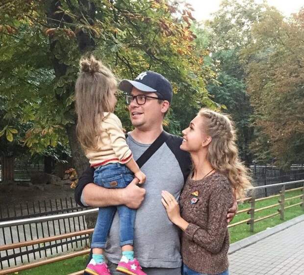 Актриса Кристина Асмус выложила фото с Гариком Харламовым и дочерью Анастасией